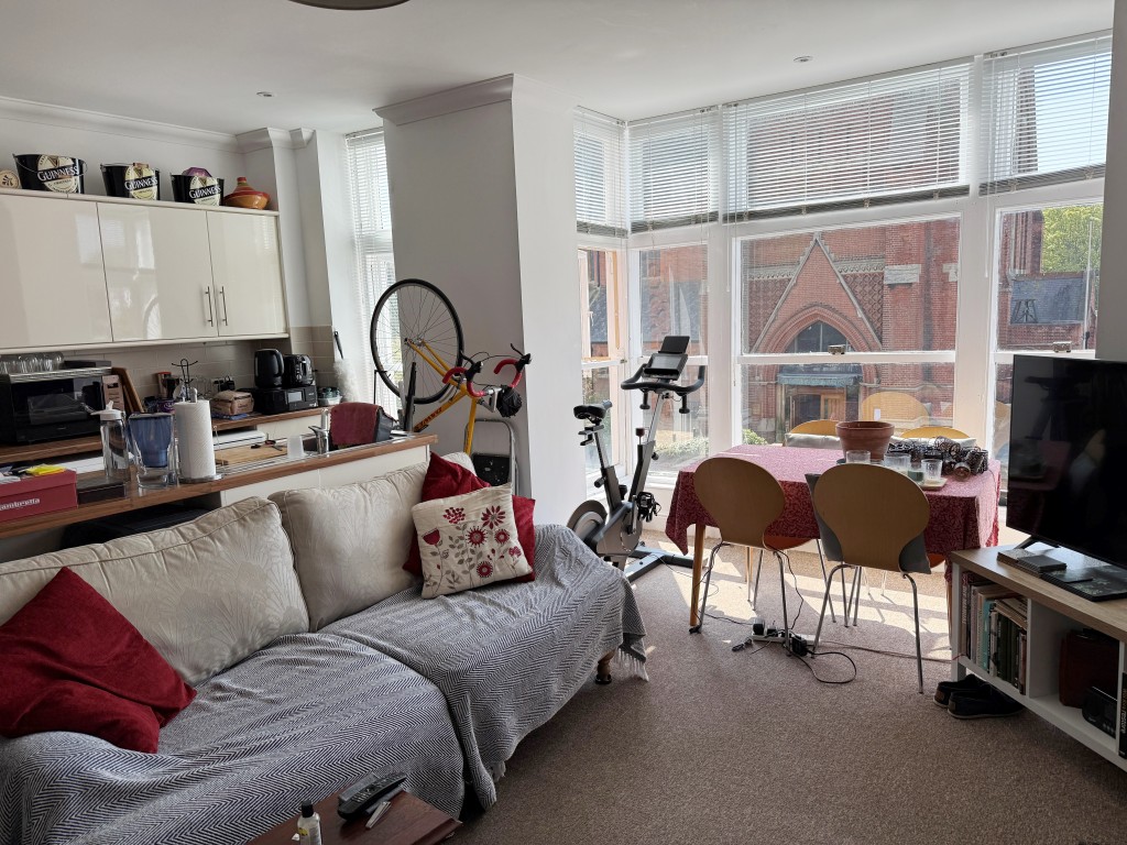 Lot: 78 - FREEHOLD MIXED USE INVESTMENT IN TOWN CENTRE - First floor living room with kitchen